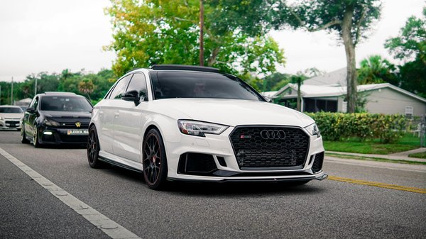 Comment les systèmes de caméra à 360 degrés améliorent-ils la sécurité lors des manœuvres de stationnement en espace restreint?