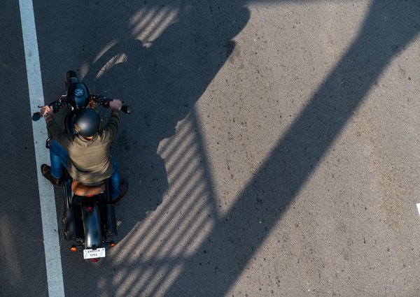 Quels sont les avantages des guidons ajustables pour une Yamaha FZ-09 pour améliorer la posture de conduite ?